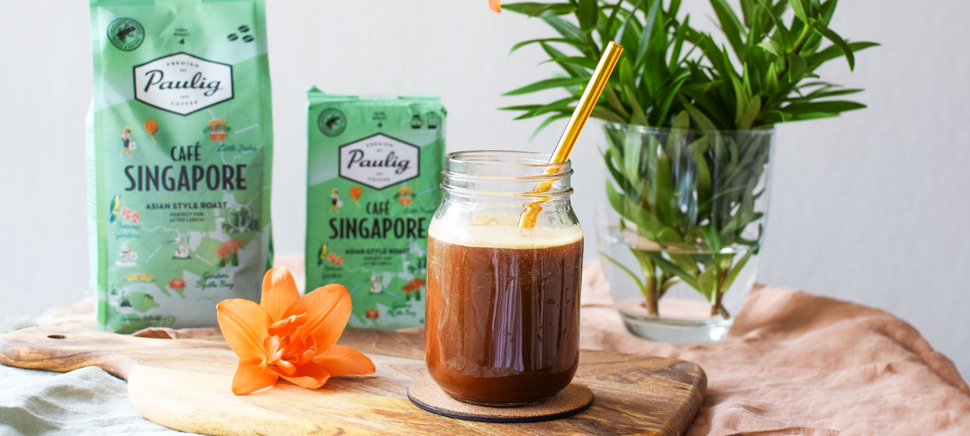 Vegaaninen kookos frappe valmistuu ihanasta uutuus-kaupunkikahvista Café Singaporesta ja kondensoidusta kookosmaidosta